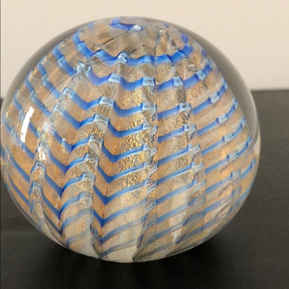 HAND BLOWN PAPERWEIGHT BLUE RIBBON/ GOLD METALLIC - Picture 3 of 8